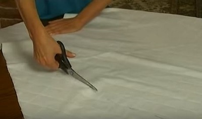 Отмечаем маркером окружность и по намеченной линии из ткани вырезаем круг
